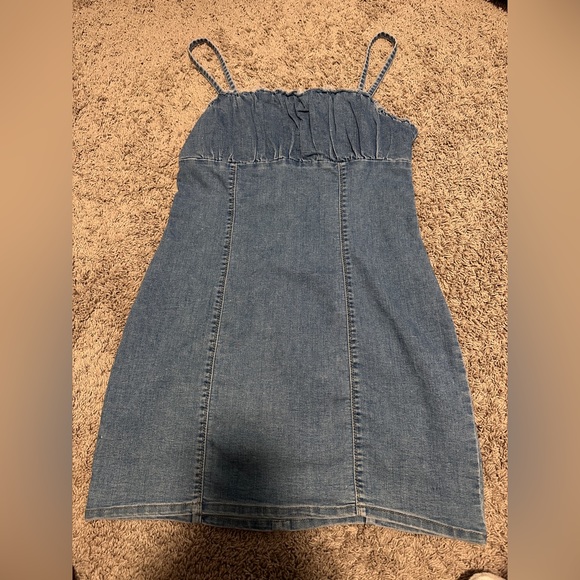 Medium size Short Dresses for women Guess, Fashion Nova and le chateau brand - Picture 2 of 13